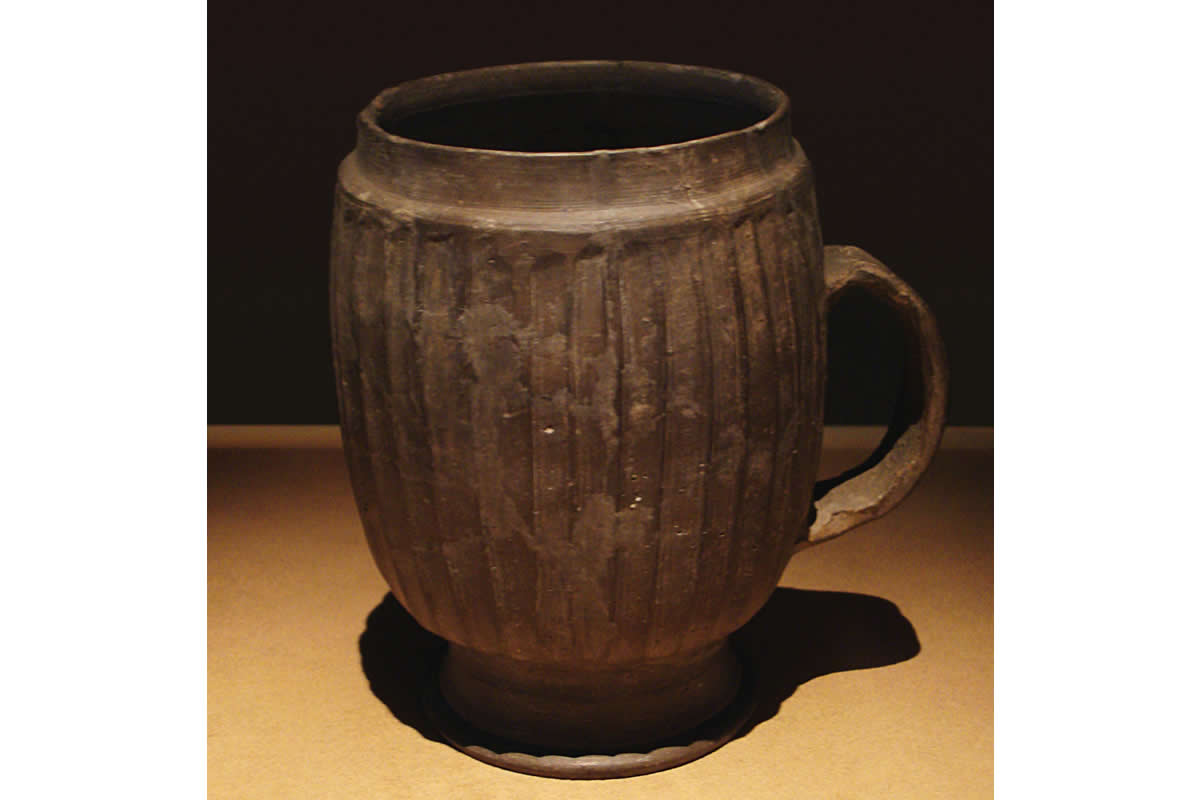 Late Neolithic Period mug (c.2500–2000 BCE) in Zhengzhou, China.